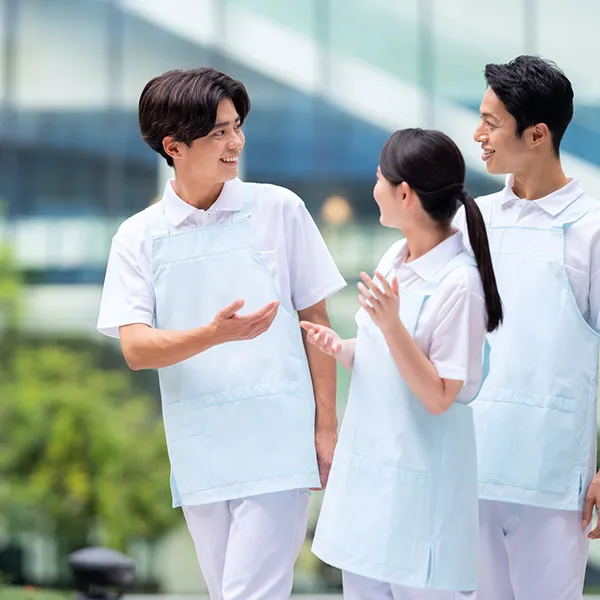 チームワークで作業する社員たち