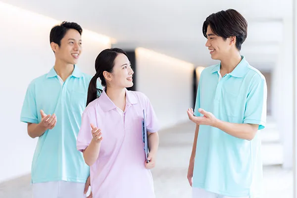 建設現場で働くスタッフ