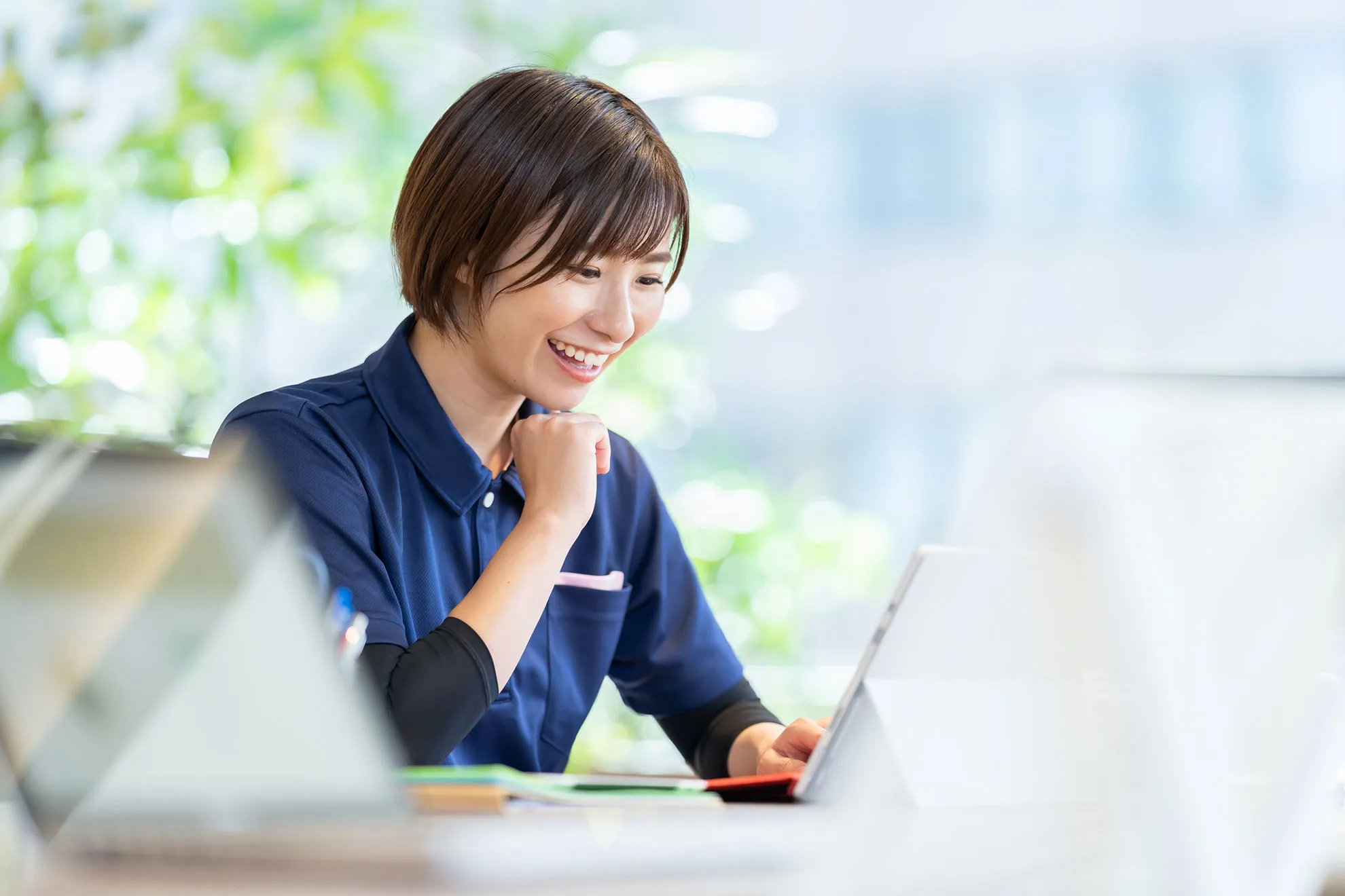 パソコンを操作する職員