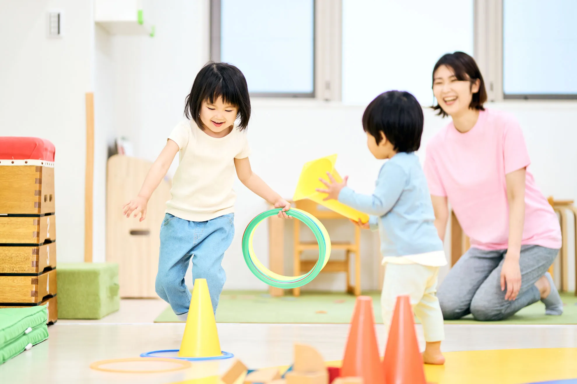 屋内で遊ぶ子どもたち